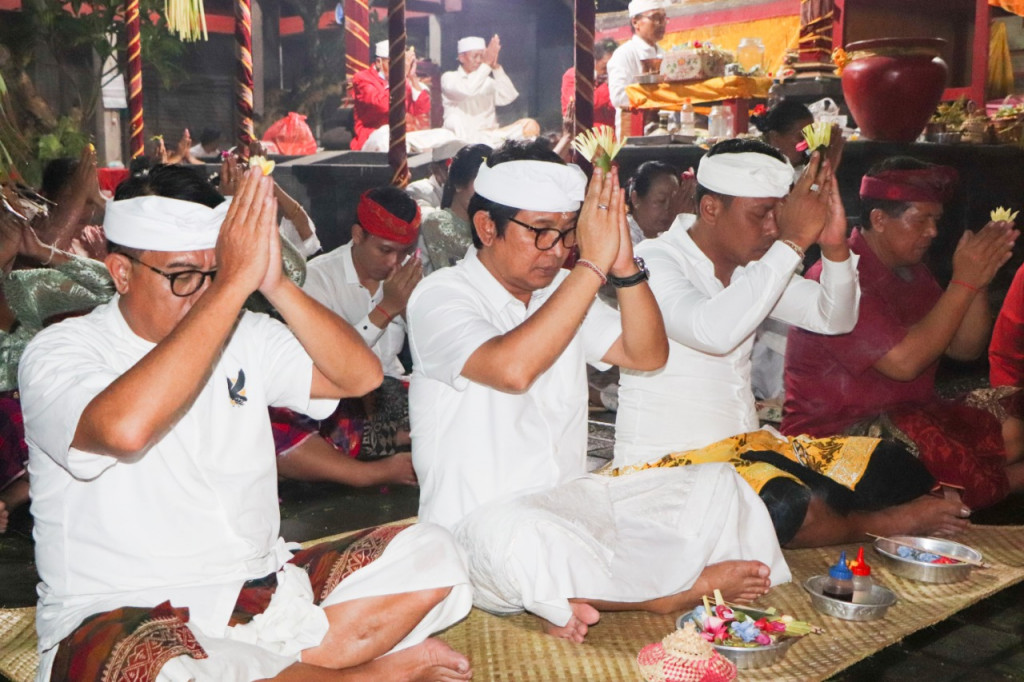 Sekda Adi Arnawa Hadiri Piodalan Pura Dalem Pande Majapahit, Desa Adat Gerih